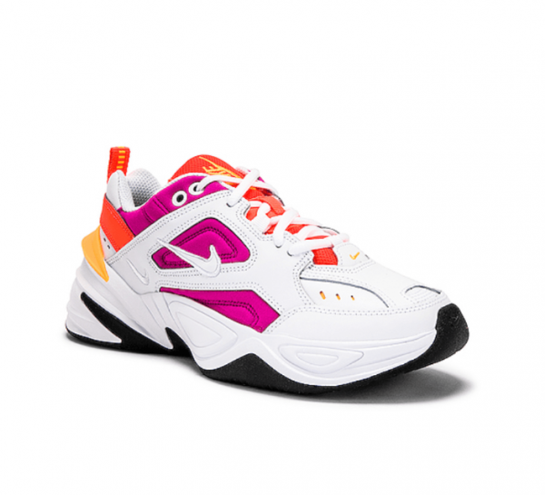 Sneaker putih dengan sentuhan warna neon yang ceria